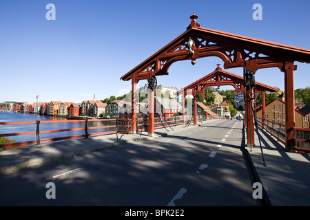 Ponte di Legno Gamle Bybrua e magazzini di Bryggene presso il fiume Nidelv, Mollenberg district, Trondheim, il Trondelag, Norvegia, Sc Foto Stock