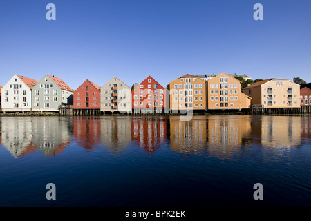 Magazzini di Bryggene presso il fiume Nidelv, Mollenberg district, Trondheim, il Trondelag, Norvegia, Scandinavia, Europa Foto Stock