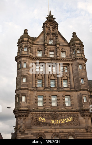 La torre di The Scotsman edificio, ex HQ del giornale aperto 1904), ora un hotel, North Bridge, Edimburgo Foto Stock