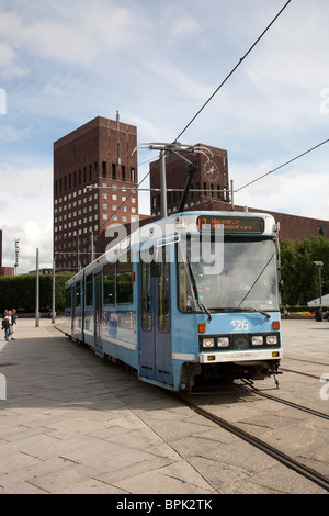 La figura mostra un tram di fronte al Radhus Oslo Town Hall, Oslo Harbour, Oslo, Norvegia. Foto:Jeff Gilbert Foto Stock