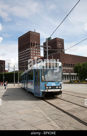 La figura mostra un tram di fronte al Radhus Oslo Town Hall, Oslo Harbour, Oslo, Norvegia. Foto:Jeff Gilbert Foto Stock