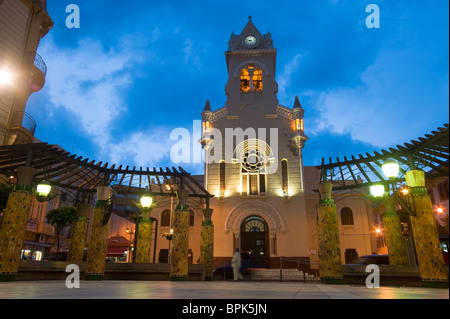 Stile modernista e chiesa di Sagrado Corazon a Menendez Pelayo square. Melilla.Spagna. Foto Stock