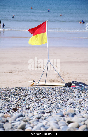 Un bagnini bandiera di sicurezza sulla spiaggia Newgale, Pembroke, West Wales. Foto Stock