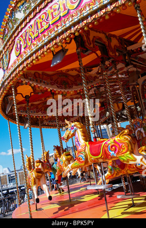 Giostra luna park ride presso la baia di Cardiff, nel Galles del Sud. Foto Stock