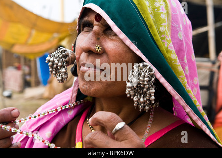 Ritratto di una donna tribale dal Maharashtra, India. Foto Stock