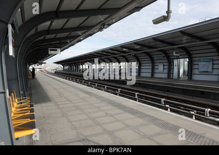 Il West Silvertown piattaforme Station sulla linea delle Docklands Light Railway system nella zona est di Londra. Foto Stock