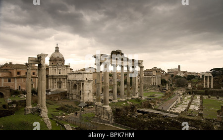 Vista dalla Piazza del Campidoglio verso il tempio di Saturno e l'Arco di Settimio Severo, Foro Romano, Roma, Italia, Europa Foto Stock