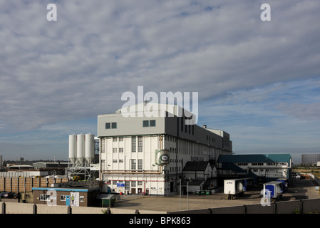 Situato nella zona occidentale di Silvertown nella zona est di Londra è Tate and Lyle zucchero dell'impianto di trasformazione. Foto Stock