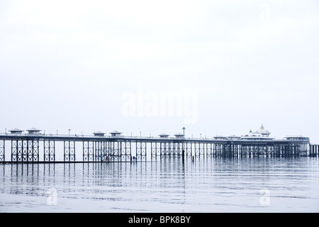 Vista del 670 metri lungo il molo vittoriano, il più importante punto di riferimento della città balneare di Llandudno, Conwy County Bo Foto Stock