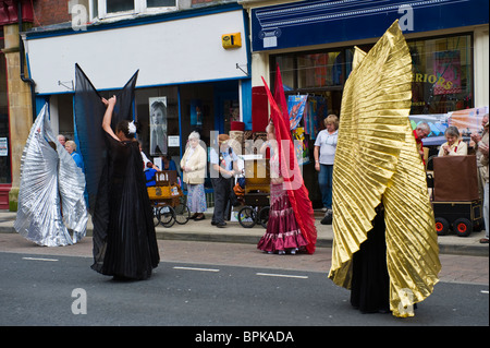 Danzatrici del ventre eseguire in strada durante Llandrindod Wells Festival Vittoriano Powys Mid Wales UK Foto Stock
