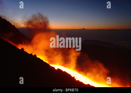 2 novembre 2006 - Etna flusso di lava di mattina alba, Sicilia, Italia. Foto Stock