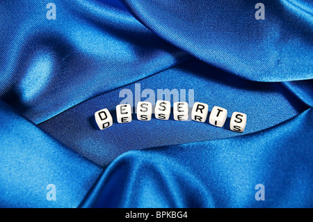 Questa serie ha un colore blu royal sfondo lucido con la parola dessert in bianco e nero il cubo di scritte. Foto Stock