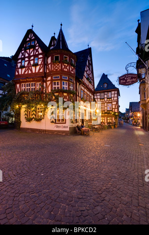 Hotel Altes Haus sulla piazza del mercato, Bacharach, Renania-Palatinato, Germania, Europa Foto Stock