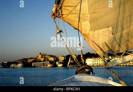 Felucca crociera sul fiume Nilo al tramonto in Aswan in Alto Egitto. Foto Stock