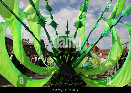 Sfilano durante il carnevale di Notting Hill a Londra, nel Regno Unito il 30 agosto 2010. Foto Stock