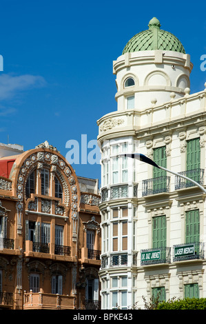Edificio modernista all'angolo della Plaza de España e Avenida de Rey Juan Carlos . Melilla.Spagna. Foto Stock