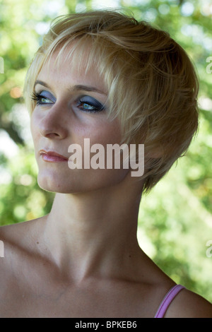 Ritratto di donna bionda con capelli corti. Foto Stock