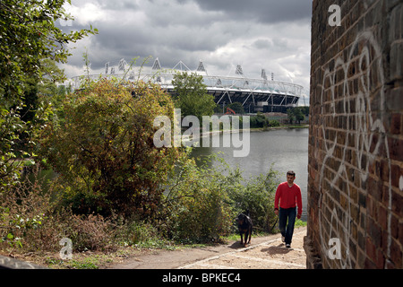 Hackney Wick a Londra con stadio olimpico in background Foto Stock