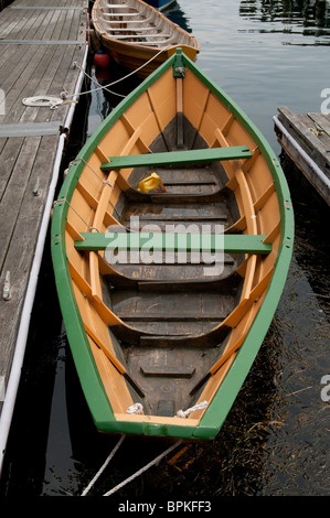 Tradizionale 'Gig pilota', un fatto a mano in legno barca a remi in un molo di Gloucester, Massachusetts. Foto Stock