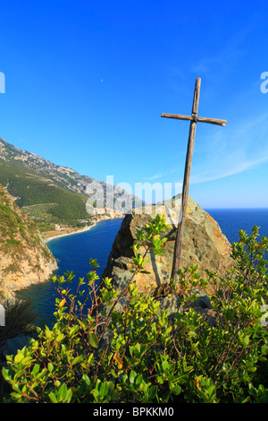 Croce di legno struttura accanto a percorso roccioso sul santo monte Athos Foto Stock