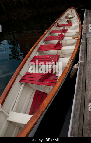 Tradizionale 'Gig pilota', un fatto a mano in legno barca a remi in un molo di Gloucester, Massachusetts. Foto Stock