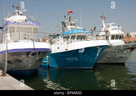 Grandi pescherecci per traino spagnoli ormeggiata nel porto di Puerto Caleta de Velez sulla Costa del Sol in Spagna. Foto Stock