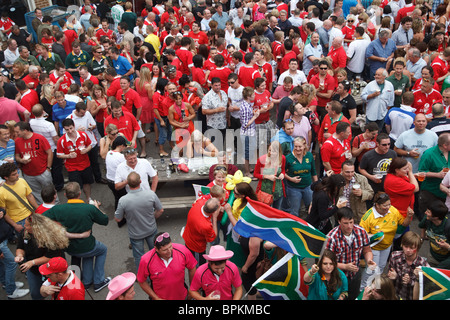 Rugby fan del bar all'aperto al di fuori del Millennium Stadium dopo galles - Sud Africa partita di rugby a Cardiff, nel Galles, UK. 2010 Foto Stock