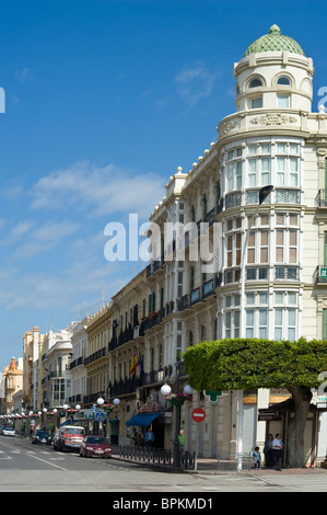 Edificio modernista all'angolo della Plaza de España e Avenida de Rey Juan Carlos . Melilla.Spagna. Foto Stock