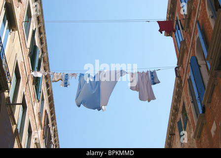 Stendibiancheria fra case Foto Stock