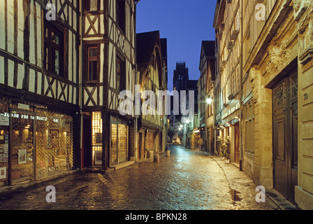 Vicolo del centro storico di sera, Rue Damiette, vista sulla chiesa di Saint Ouen, Rouen, in Normandia, Francia, Europa Foto Stock