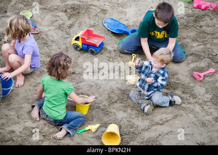 I bambini giocano in una sandbox gigante durante la sabbia in città Eventi della comunità in Olympia, Washington. Foto Stock