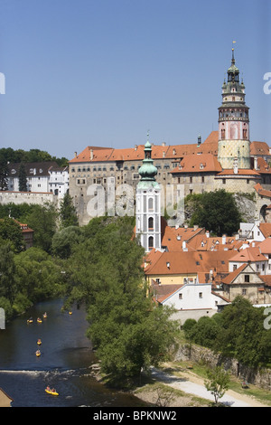 Vista panoramica con il fiume Vltava, il castello e la chiesa di San Jost, Cesky Krumlov, Regione della Boemia del Sud, Republi ceca Foto Stock