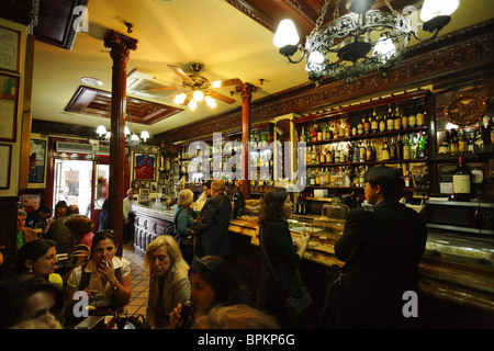 Gli ospiti nel vecchio bar Casa Alberto, Calle de Huertas, Madrid, Spagna Foto Stock