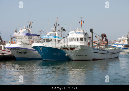 Grandi pescherecci per traino spagnoli ormeggiata nel porto di Puerto Caleta de Velez sulla Costa del Sol in Spagna. Foto Stock