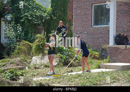 Studenti volontari Clean Up proprietà vacante a Detroit Foto Stock