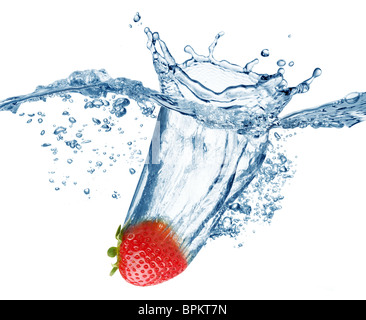 Fragola cade profondamente sotto l'acqua con un grande splash. Foto Stock