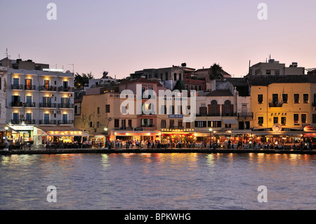 Il porto vecchio di Chania durante il crepuscolo del tempo, Creta, Grecia Foto Stock