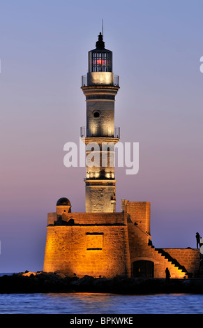 Il faro del porto vecchio di Chania durante il crepuscolo del tempo, Creta, Grecia Foto Stock