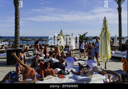 Vacanzieri in Buddha Beach Club, Puerto Banus a Marbella, Andalusia, Spagna Foto Stock