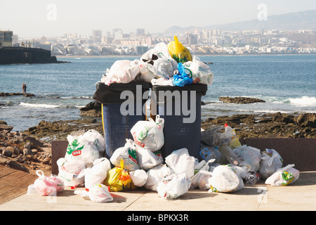 Traboccante scomparti wheelie sulla spiaggia in Spagna Foto Stock