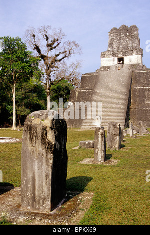 Alba sulle rovine maya di tempio che io nella grande piazza del sito Patrimonio Mondiale dell'UNESCO di Tikal- Parco Nazionale di Tikal, Guatemala. Foto Stock