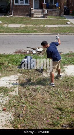 Studenti volontari Clean Up proprietà vacante a Detroit Foto Stock