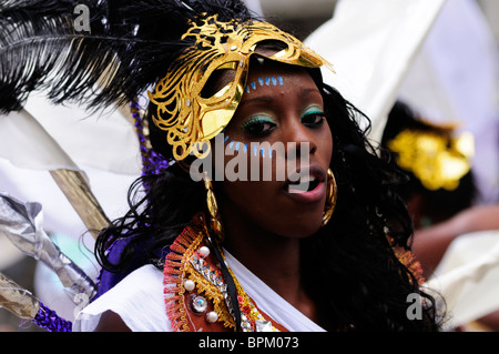 Ritratto di una ragazza al carnevale di Notting Hill Bambini Giorno Parade, London, England Regno Unito Foto Stock