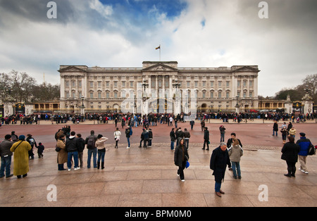 I turisti fuori Buckingham Palace a Londra, Inghilterra. Foto Stock
