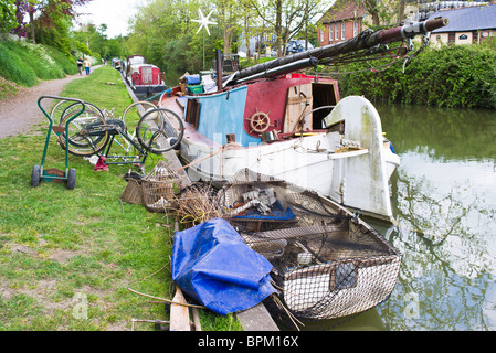 Vecchia chiatta a vela ormeggiata sul Kennet & Avon canal in Devizes Regno Unito Foto Stock