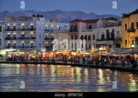 Il porto vecchio di Chania durante il crepuscolo del tempo, Creta, Grecia Foto Stock