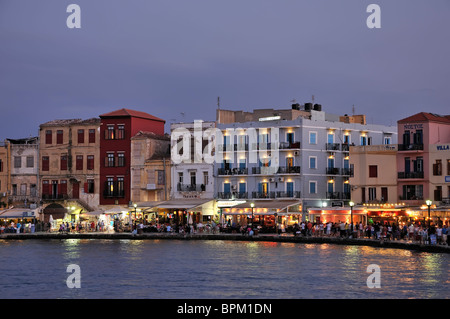 Il porto vecchio di Chania durante il crepuscolo del tempo, Creta, Grecia Foto Stock