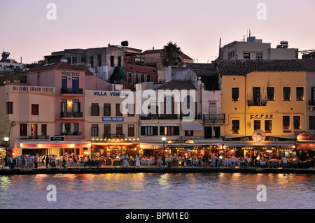 Il porto vecchio di Chania durante il crepuscolo del tempo, Creta, Grecia Foto Stock