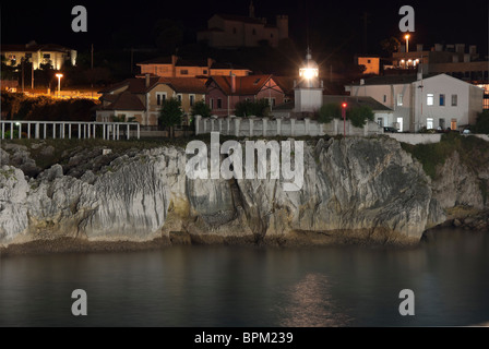 Faro in Llanes asturias di notte Foto Stock