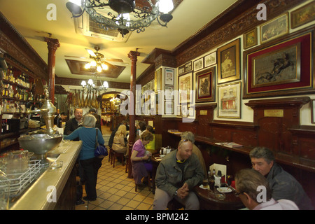 Gli ospiti nel vecchio bar Casa Alberto, Calle de Huertas, Madrid, Spagna Foto Stock